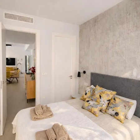 Sunny Coast Apt. 3br, 2baths, Ac & Heated Pool Appartement *