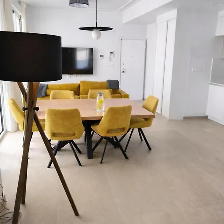Sunny Coast Apt. 3br, 2baths, Ac & Heated Pool Торевьиа